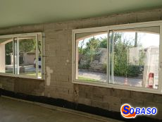 Baie coulissante blanche à deux vantaux