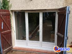 Fermeture de garage avec baie vitrée PVC blanche