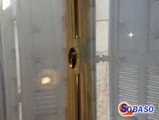 Menuiserie avec crémone en applique laiton