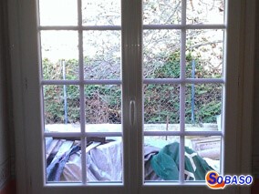 Menuiserie PVC blanche avec croisillons bois blanc