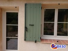 Installation de menuiserie PVC beige avec petit bois