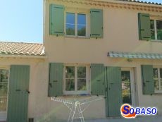 Installation de plusieur fenêtres PVC ivoire et volets battants vert