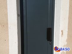 Porte aluminium grise avec poignée de tirage