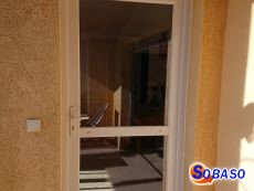 Porte d'entrée en PVC blanche avec vitrage feuilleté