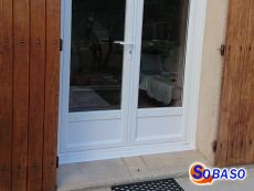 Porte fenêtre PVC blanche vue de l'extérieur